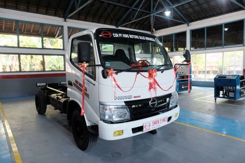 HMSI Perkuat Pendidikan Vokasi dengan Donasi Truk Hino 300 dan Kelas Industri di SMKN 5 Makassar