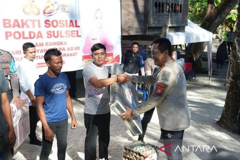 Kapolda Sulsel Gelar Bakti Sosial di Pulau Lanjukang, Rayakan HUT ke-80 Polri Bersama Nelayan