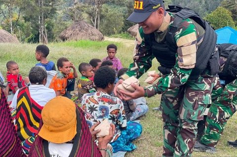 Pererat Hubungan, TNI Lanny Jaya Berikan Makanan Bergizi ke Ratusan Warga Papua Pegunungan