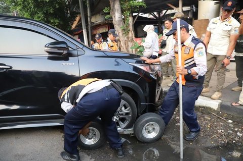 Penertiban Parkir Liar Senopati: Dishub DKI Tindak Empat Mobil di Kawasan Elit Jakarta Selatan