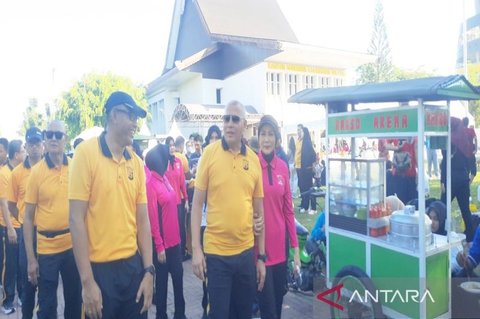 Polda Kalsel Gratiskan Jajanan UMKM di Pasar Rakyat, Rayakan Hari Bhayangkara ke-80
