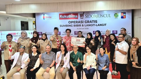 Bantuan secara simbolis sebesar Rp 325 Juta diserahkan oleh Direktur PT Industri Jamu Dan Farmasi Sido Muncul Tbk, Dr. (H.C.) Irwan Hidayat kepada Country Manager and Program Director Indonesia, Smile Train Indonesia, Deasy Larasati, disaksikan oleh Direktur RS Hermina Bogor, dr. Muyi Ayoe Hapsari, SH, MM, Walikota Bogor, Dedie A. Rachim, serta Kepala Dinas Kesehatan Kota Bogor, dr. Sri Nowo Retno, M.A.R.S. bertempat di RS Hermina Bogor, Rabu (14/1/2026).