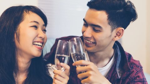 Bukan Cuma Baju, Ini Grooming Cowok yang Bikin Valentine Dinner Lebih Berkesan