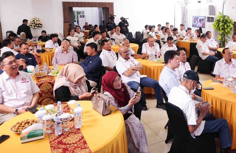 Sejumlah pengurus Persatuan Bola Voli Seluruh Indonesia (PBVSI) saat menghadiri kegiatan syukuran HUT ke-71 PBVSI di Gedung Serbaguna Padepokan Voli Sentul, Bogor, Kamis (26/02/2026).