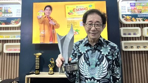 Direktur PT Industri Jamu Dan Farmasi Sido Muncul Tbk, Dr. (H.C.) Irwan Hidayat bersama tropi penghargaan BPOM Achievement Award.