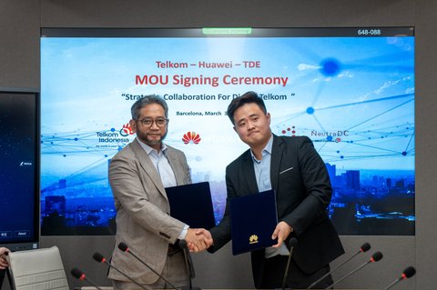 Penandatanganan Nota Kesepahaman (MoU) oleh Direktur Strategic Business Development & Portfolio Telkom Seno Soemadji dan Director Huawei Chi Kaichao.