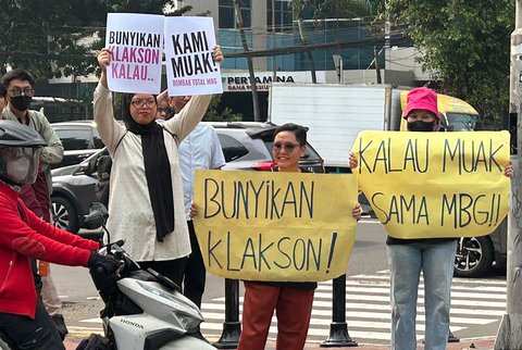 Massa aksi yang tergabung dalam MBG Watch, terdiri atas sejumlah organisasi masyarakat sipil, menggelar unjuk rasa di sekitar kantor Badan Gizi Nasional (BGN) di Jalan Kebun Sirih, Jakarta, Rabu (10/6/2026).