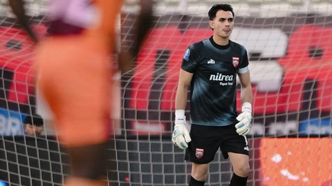 Aksi kiper Borneo FC Samarinda, Nadeo Argawinata saat menghadapi Persik Kediri di Stadion Segiri, Samarinda, dalam laga lanjutan BRI Super League 2025/2026 (18/10/2025).
