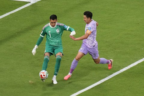 Kiper Meksiko Raul Rangel menendang bola menjauh dari pemain Korea Selatan Son Heung-min selama pertandingan sepak bola Grup A Piala Dunia antara Meksiko dan Korea Selatan di Zapopan, dekat Guadalajara, Meksiko, Kamis (18/06/2026).