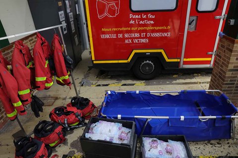Bak pendingin darurat dan paket kaca selama kunjungan Menteri Dalam Negeri Prancis ke stasiun pemadam kebakaran untuk meninjau respons manajemen krisis terhadap gelombang panas di Paris, Prancis, Minggu (28/06/2026).
