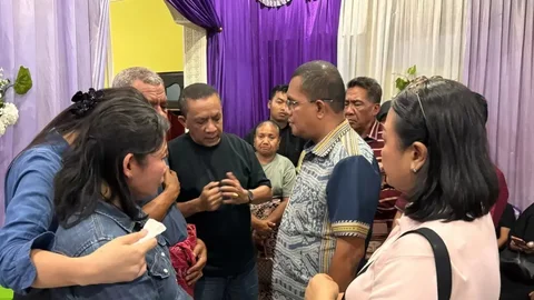 Gubernur NTT Melki Laka Lena saat melayat jenazah dokter Icha di Baumata, NTT (Liputan6.com/Ola Keda)