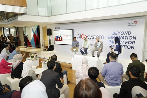 Sesi talkshow pada acara peluncuran AIcosystem bersama Utusan Khusus Presiden Bidang Pembinaan Generasi Muda dan Pekerja Seni (UKP Muda Seni) Raffi Ahmad (kedua dari kanan), Direktur Utama Telkom Dian Siswarini (kedua dari kiri), & Direktur IT Digital Telkom Faizal Rochmad Djoemadi (paling kiri), yang dihadiri oleh talenta digital muda TelkomGroup dan awak media.