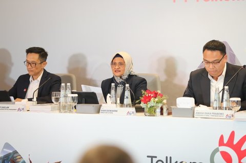 Komisaris Utama Telkom Angga Raka Prabowo (paling kanan), Direktur Utama Telkom Dian Siswarini (tengah), Direktur Human Capital Management Telkom Willy Saelan dalam agenda RUPS Tahunan tahun buku 2025.