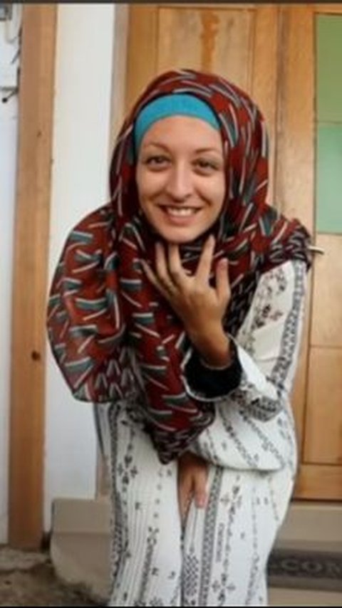 Cantiknya Potret Melissa Asal Prancis Mengenakan Hijab Ikut Maulid Nabi dengan Sang Suami di Masjid