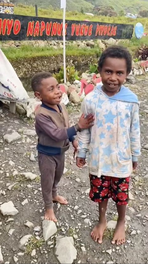 Bocah Papua Dibelikan Gorengan oleh Anggota TNI, Langsung Panggil Teman untuk Makan Bareng