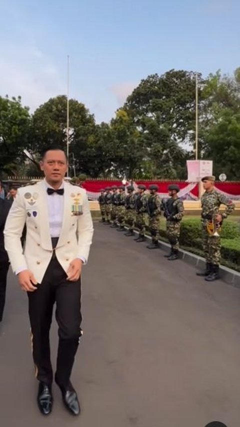 Mayor di Antara Para Jenderal TNI, Potret Gagah AHY Hadiri Parade Senja Penampilannya jadi Sorotan