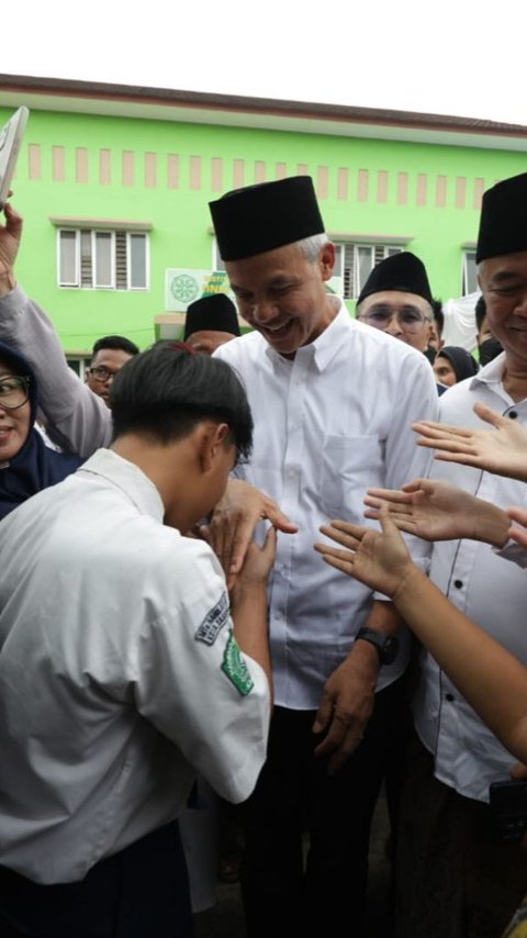 Momen Siswa MTs Ingin Dijadikan Anak Angkat dan Minta Peluk Ganjar