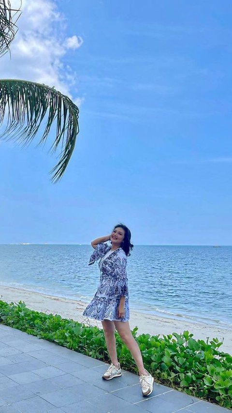 10 Gaya Bella Saphira saat Wisata Pantai di Pulau Belitung, Penampilannya Disebut Masih Seperti Gadis