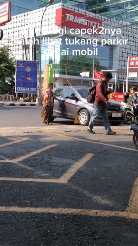 Viral Parking Attendant Goes to Work Using a Car, Netizens Feel Insecure