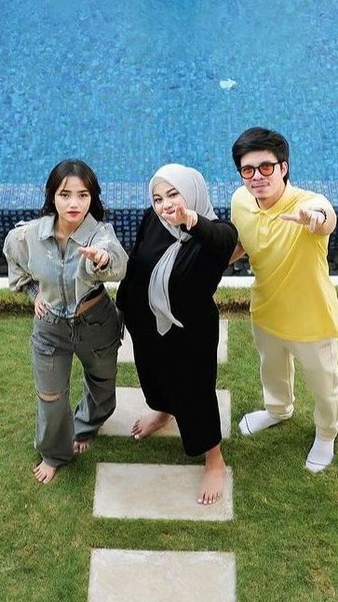 Once Rumored to Be Estranged, Atta Halilintar and Aurel Hermansyah Visit Fuji's House for a Gathering