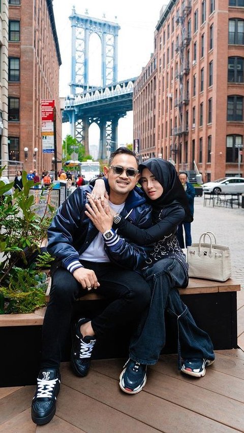 Potret Gilang Widhia 'Crazy Rich Malang' Beri Surprise Ultah untuk Istri di Times Square, ini Momen yang Bikin Shandy Purnamasari  Terharu