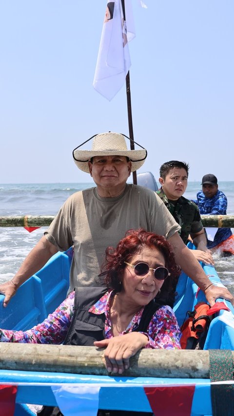 Gaya Prabowo Pakai Kaos Berlayar Bareng Susi Pudjiastuti Keliling Pantai Pangandaran