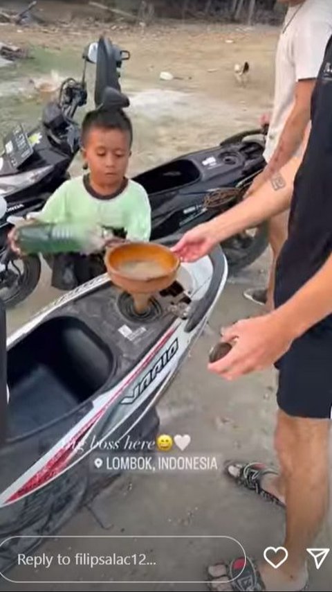 Very Local, This is the Moment when World Racers Buy Retail Gasoline Served by Kids Before MotoGP Mandalika