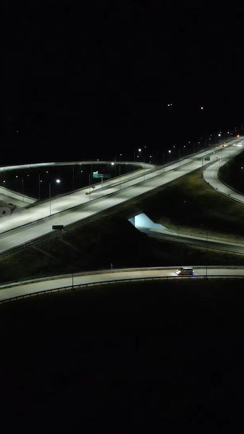 Tampak Memukau, Intip Potret Tol Cisumdawu saat Malam Hari dari Kamera Drone