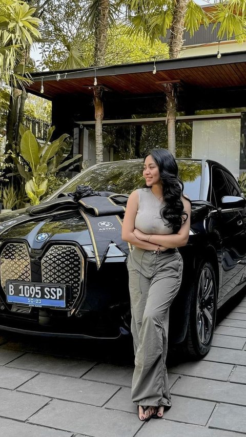 Rachel Vennya Pamer Mobil Rp2,4 Miliar: Bisa Beli, Ga Bisa Nyetir!