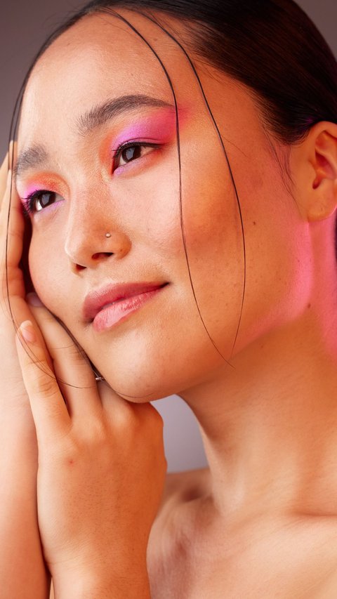 Bright & Intense Eye Makeup Becomes a Trend Until 2024