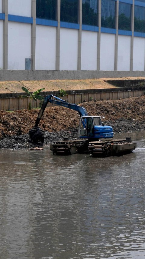 FOTO: Pemprov DKI Keruk Kanal Banjir Barat untuk Antisipasi Banjir
