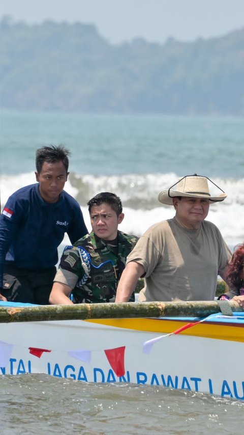 Prabowo Beri Bantuan 10 Kapal untuk Nelayan di Pangandaran