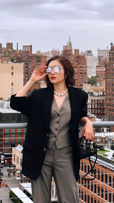 Style New Yorker Febby Rastanty, Sunglasses Jadi Andalan