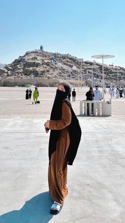 Didoakan Segera Bertemu Jodoh, 8 Foto Cantik Ririe Fairuz Saat Umrah di Tanah Suci