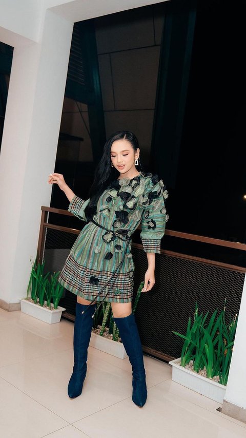 7 Potret Lyodra Tampil Edgy dengan Dress Green Emerald