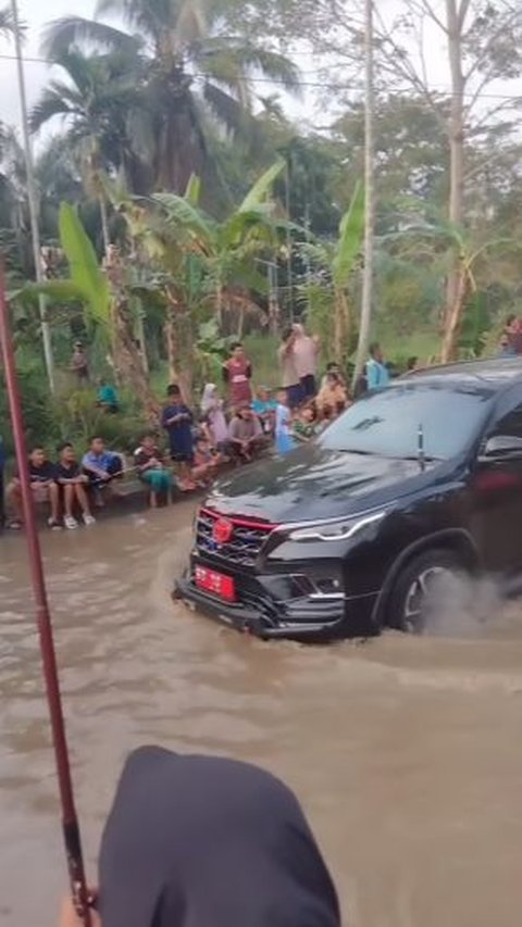 Viral Warga Protes Mancing di Jalan Rusak, Pejabat Lewat Naik Mobil Mewah Malah Ngeloyor