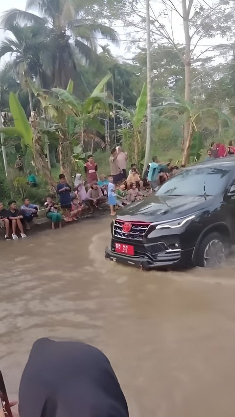 Viral Video Mobil Pejabat di Bengkulu Tak Berhenti Saat Lintasi Jalan Rusak yang Sedang Didemo Warga dengan Memancing di Kubangan
