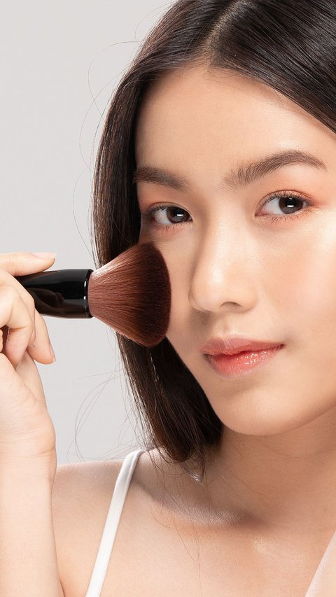 Try the Trick of Using a Thin Foundation Application Brush, the Result is Smooth