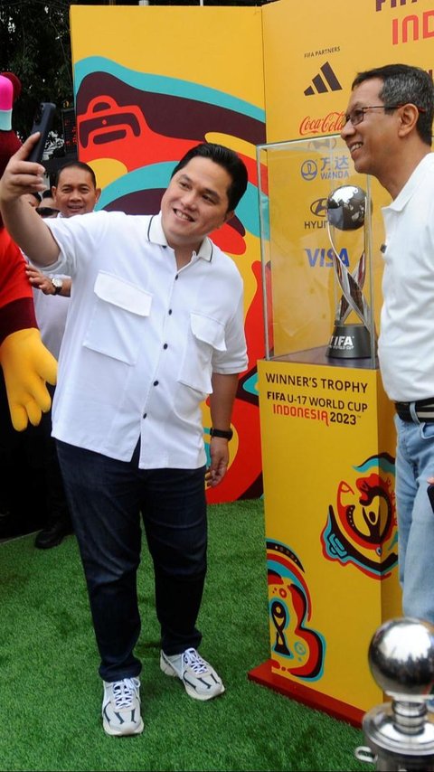 FOTO: Antusiasme Masyarakat Bersama Erick Thohir dan Heru Budi Hartono Melihat Trofi Piala Dunia U-17 2023 Dipamerkan di Bundaran HI