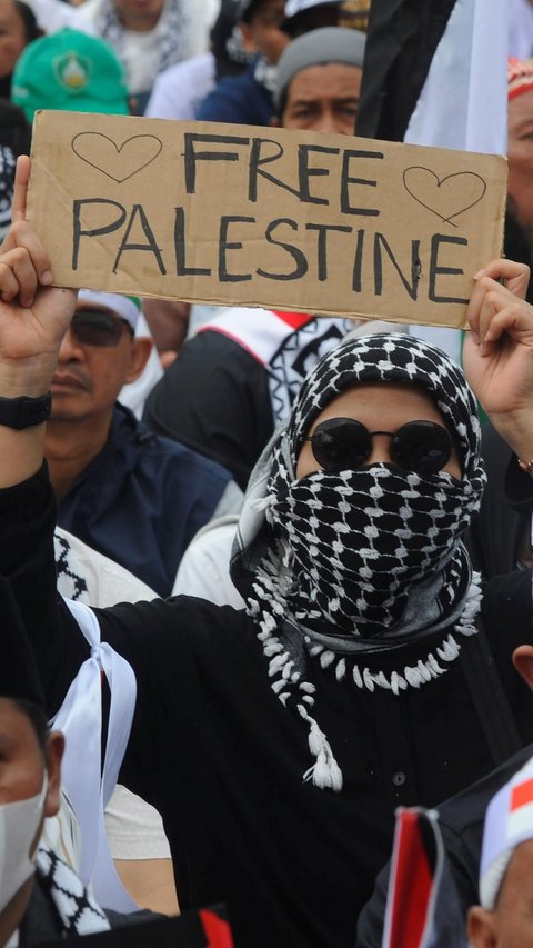 FOTO: Doa hingga Suara Takbir Menggema dalam Aksi Bela Palestina di Jakarta Selatan