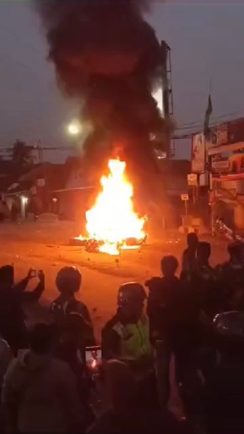 Potret Panasnya Bentrokan di Muntilan, Diwarnai Aksi Bakar Motor hingga Sebabkan Jalan Macet Total