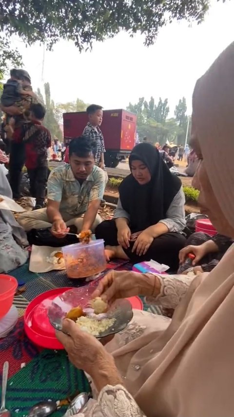 Viral Momen Manis Wisuda Mahasiswi UI Dihadiri Keluarga Besar, Bak Piknik di Area Kampus