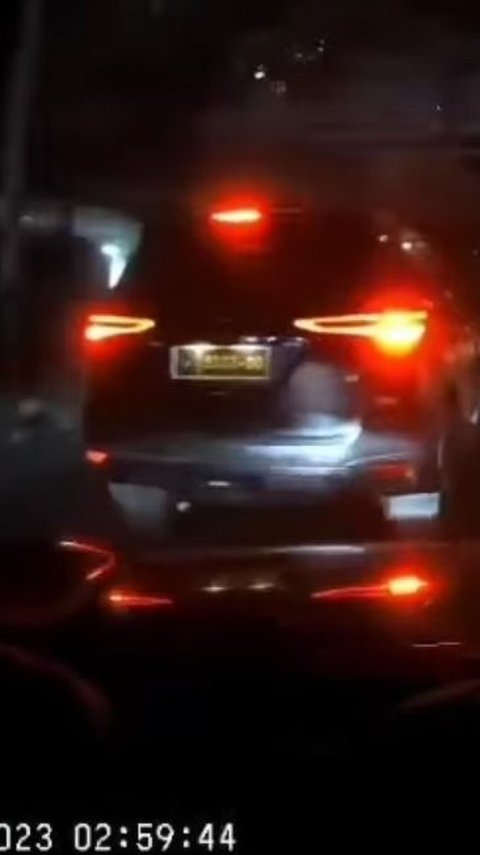 Polisi Usut Keaslian Pelat Nomor Dinas Mobil Fortuner Arogan di Jakut
