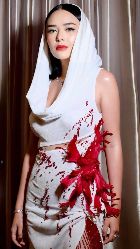 Bold Look Amando Manopo, Lipstik Merahnya Bikin Terpana