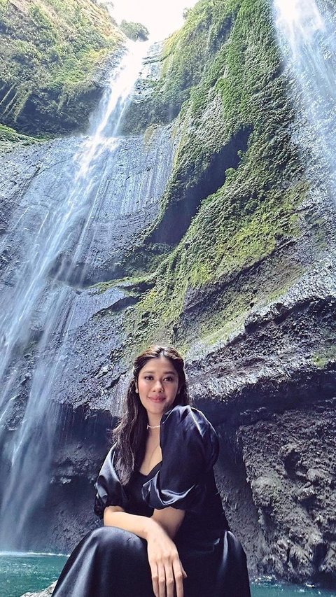 Portrait of Naysila Mirdad Wearing a Dress Under the Waterfall, Netizens Suspect Another Pre-wedding