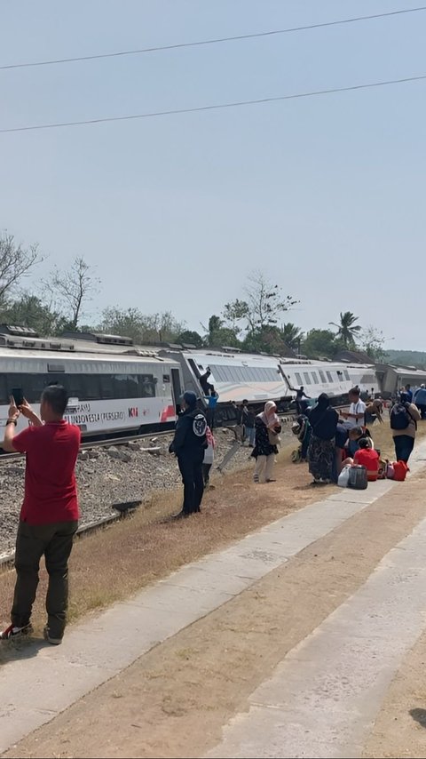 Tense Moments as Argo Semeru Train Derails and Collides with Argo Wilis Train Passing By