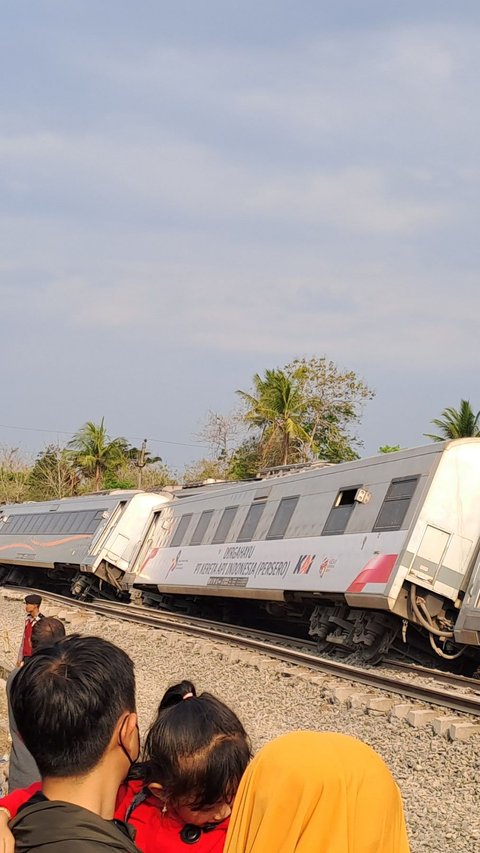 Detik-Detik KA Argo Semeru Anjlok lalu Bertubrukan dengan KA Argo Wilis, Penumpang: Benturannya Kencang