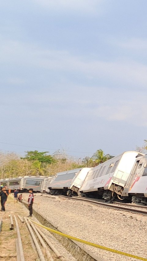 Potret Argo Semeru & KA Argo Wilis Kecelakaan di Kulon Progo, Petugas Masih Berjibaku Evakuasi