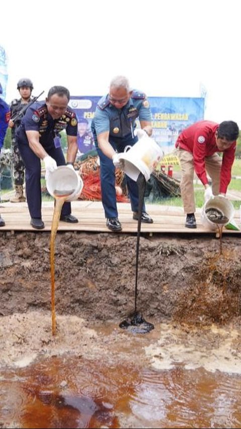 KKP Musnahkan 1,7 Ton Obat Ikan Tak Terdaftar & Belasan Alat Tangkap Merusak