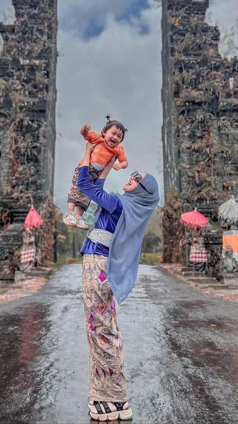 Lucunya Moana Anak Ria Ricis Pakai Baju Adat Bali, Sang Ibu 'Bestie dari Rahim Sendiri'